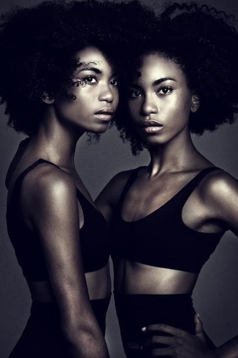 As gêmeas Suzana e Suzane Massena, de Salvador Fotografia de Natan Fox