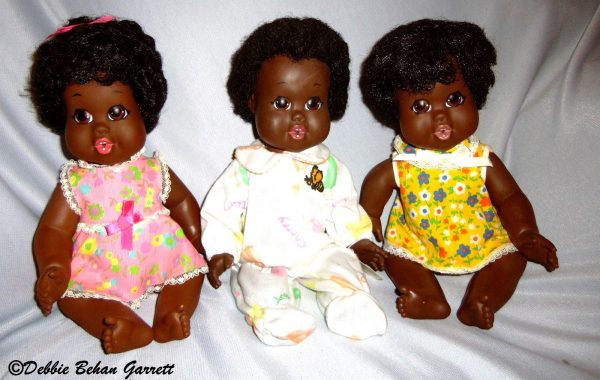 Três bebês Nancy, primeira boneca produzida pela Shindana Toy Company, dedicada a fazer bonecas negras etnicamente corretas. Foto: Debbie Behan Garrett.