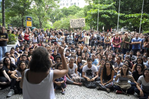 Alunos da Uerj ocupam o campus da universidade no Maracanã